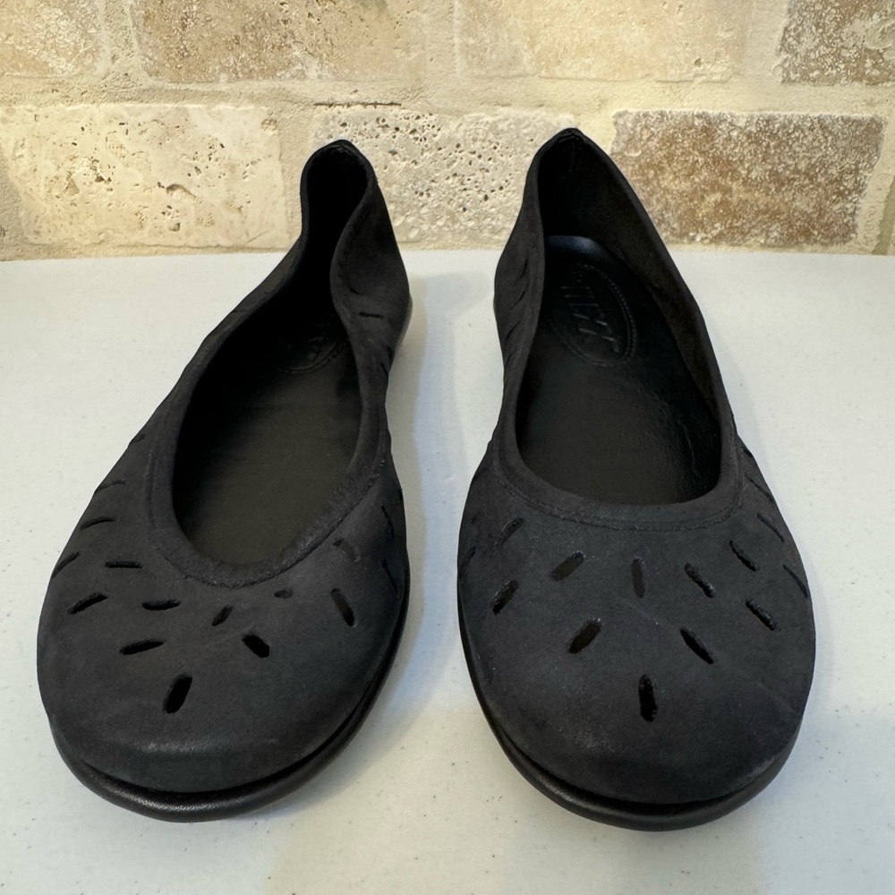 The Flexx - black leather flats - never worn